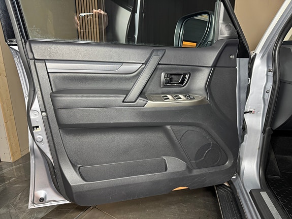 Mitsubishi Pajero 8 of 30