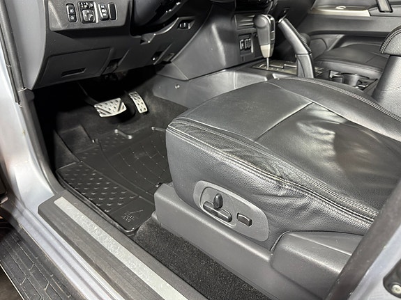Mitsubishi Pajero 13 of 30