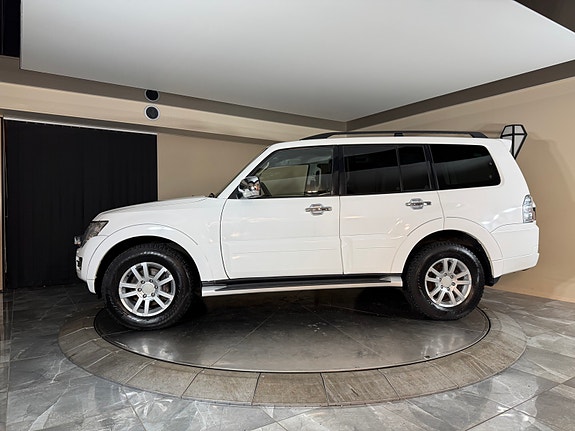 Mitsubishi Pajero 2 of 30