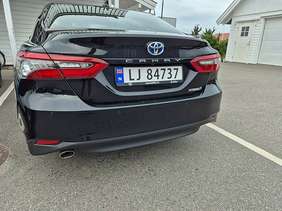 Toyota Camry 3 of 5