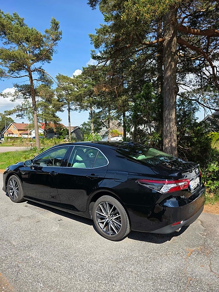 Toyota Camry 2 of 5