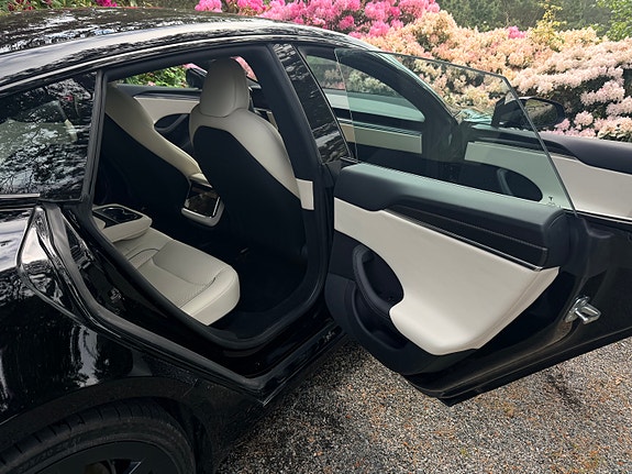 Tesla Model S 4 of 15