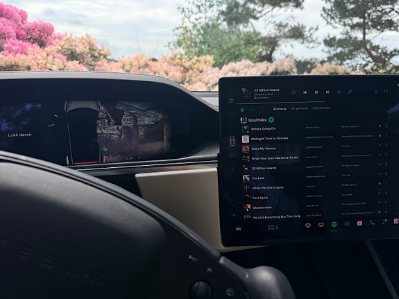 Tesla Model S 8 of 15