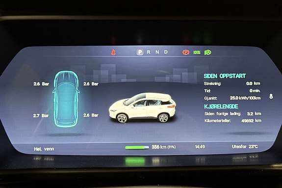 lett oversiktelig infotainment screen, kan redigeres i menyen.