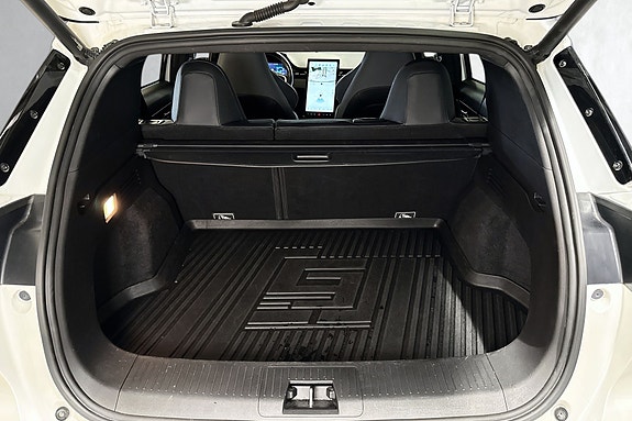enorm bagasjeromsplass i forhold til størrelsen på bilen.