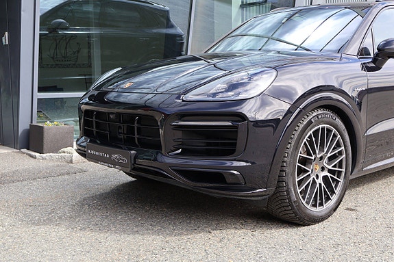 Porsche Cayenne 3 of 5