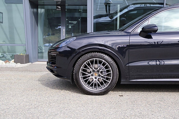 Porsche Cayenne 4 of 5
