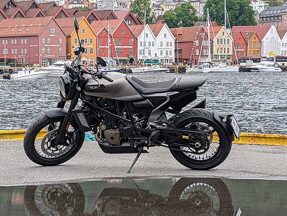 Husqvarna Svartpilen 701 2 of 5