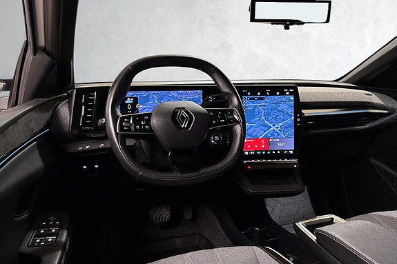 Infotainment system med innebygd google system. Speilet kan også switches om til å bli digitalt om du har fylt opp til randen baki.