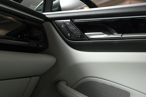 Porsche Macan 13 of 30