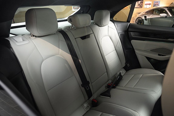 Porsche Macan 30 of 30
