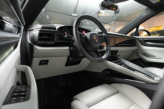 Porsche Macan 17 of 30