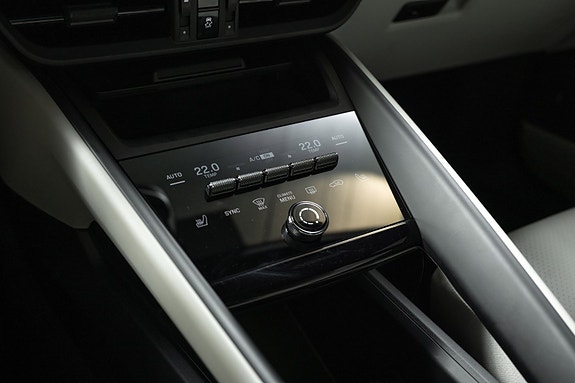 Porsche Macan 12 of 30