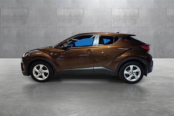 Toyota C-HR 2 of 5