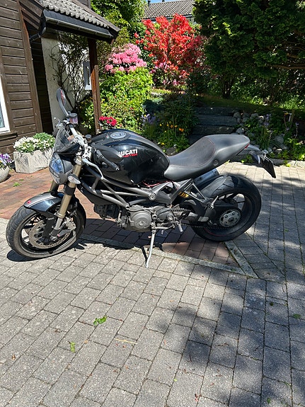 Ducati Monster 1100 4 of 5