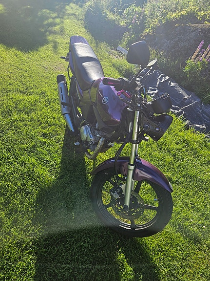 Yamaha YBR 125 2 of 5