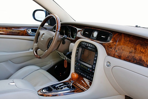 Jaguar XJ 24 of 30