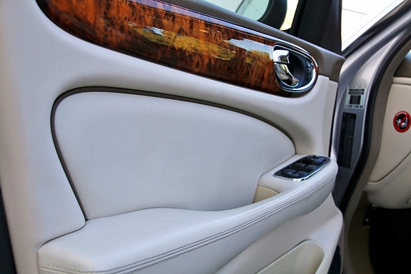 Jaguar XJ 15 of 30