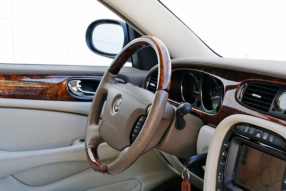 Jaguar XJ 25 of 30