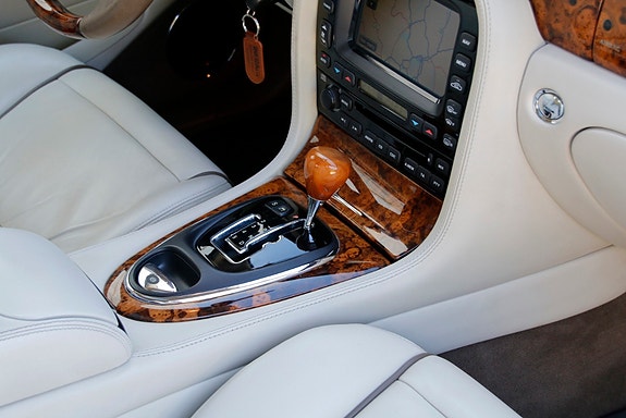 Jaguar XJ 23 of 30