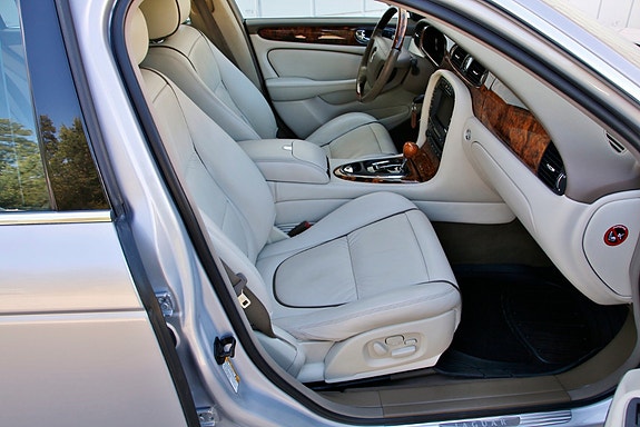 Jaguar XJ 27 of 30