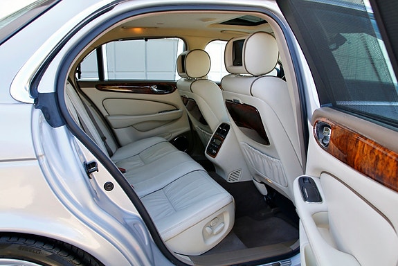 Jaguar XJ 9 of 30