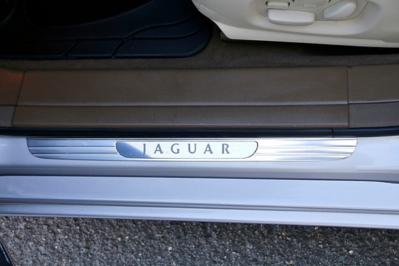 Jaguar XJ 16 of 30