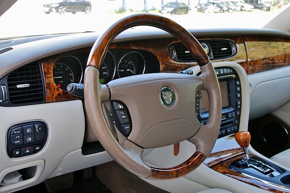 Jaguar XJ 19 of 30