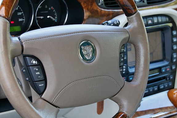 Jaguar XJ 20 of 30
