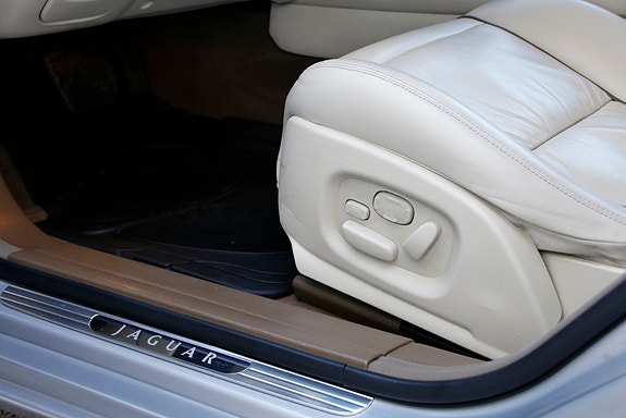 Jaguar XJ 17 of 30