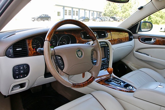 Jaguar XJ 10 of 30