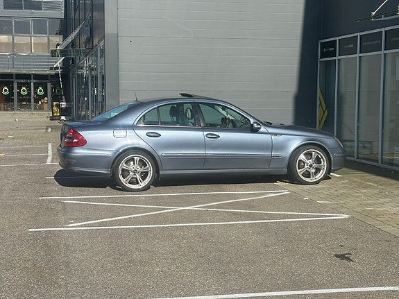 Mercedes-Benz E220 2 of 21