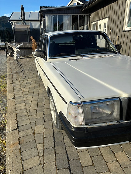 Volvo 240 4 of 5