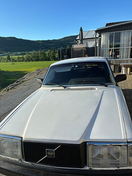 Volvo 240 3 of 5