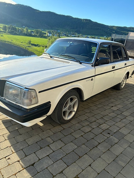 Volvo 240 2 of 5