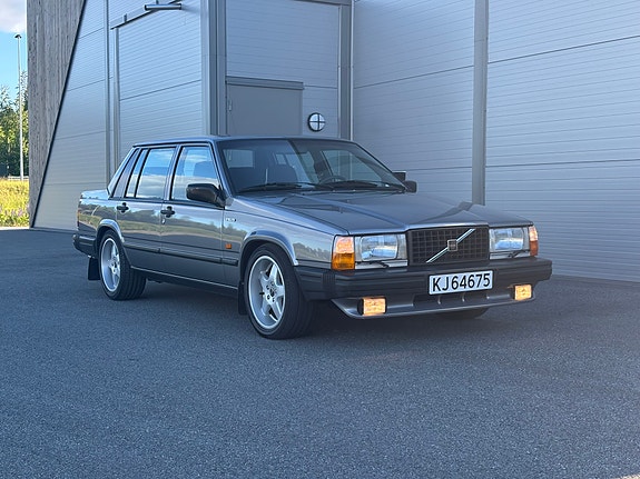 Volvo 740 2 of 5
