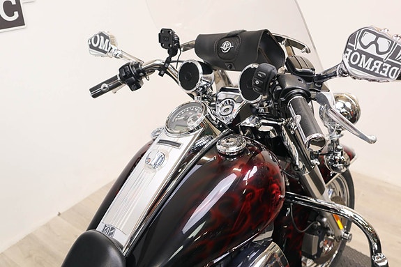 Harley-Davidson Road King Classic 10 of 16