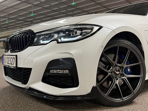BMW 330e 4 of 5
