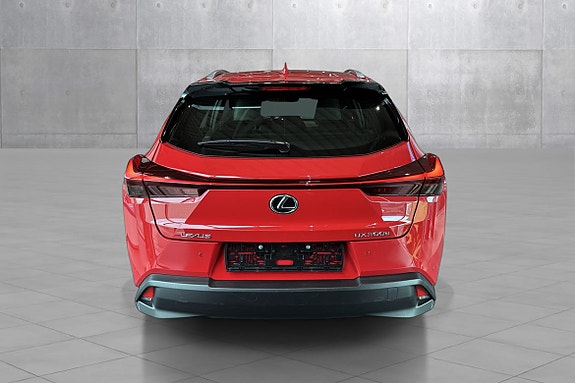 Lexus UX300e 4 of 5