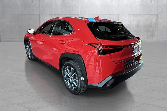 Lexus UX300e 3 of 5