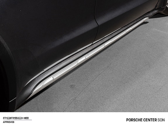 Porsche Taycan Cross Turismo 16 of 30