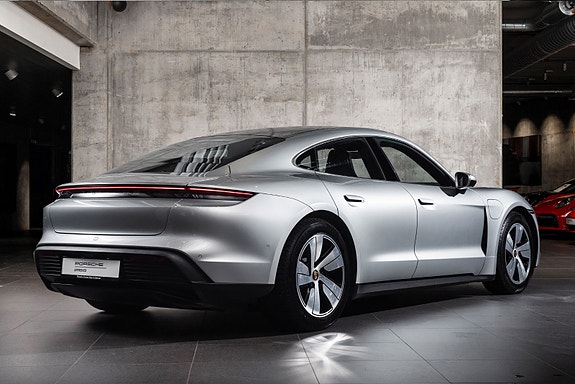 Porsche Taycan 3 of 5