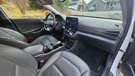 Hyundai IONIQ 8 of 9