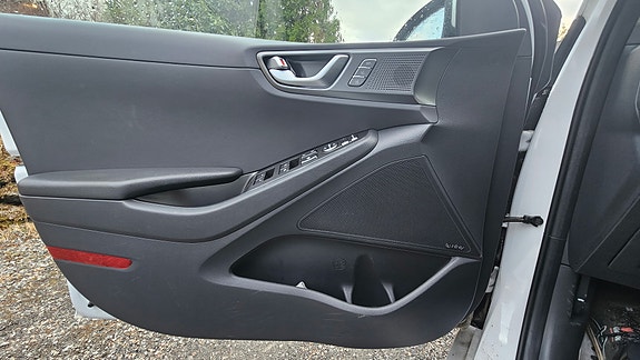 Hyundai IONIQ 7 of 9