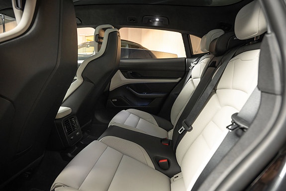 Porsche Taycan Cross Turismo 22 of 30
