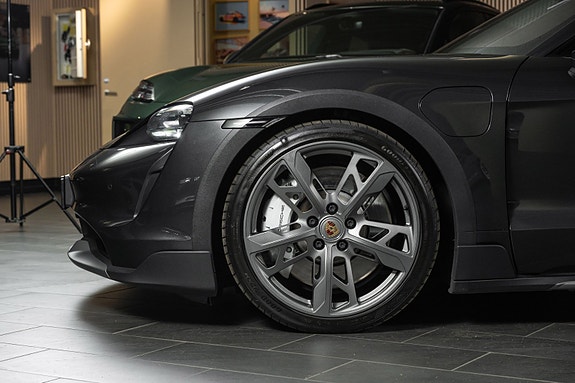 Porsche Taycan Cross Turismo 8 of 30