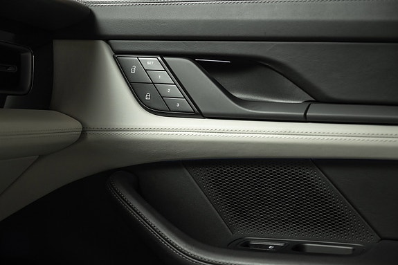 Porsche Taycan Cross Turismo 16 of 30