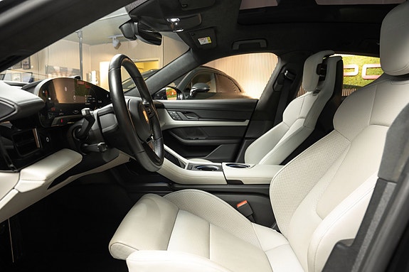 Porsche Taycan Cross Turismo 10 of 30