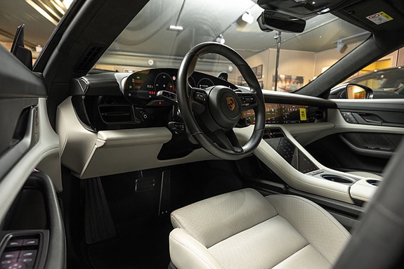 Porsche Taycan Cross Turismo 21 of 30