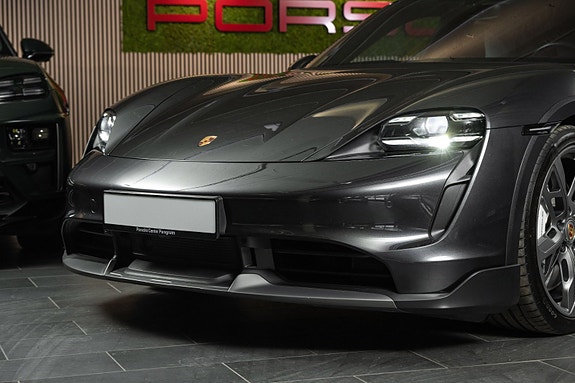 Porsche Taycan Cross Turismo 9 of 30